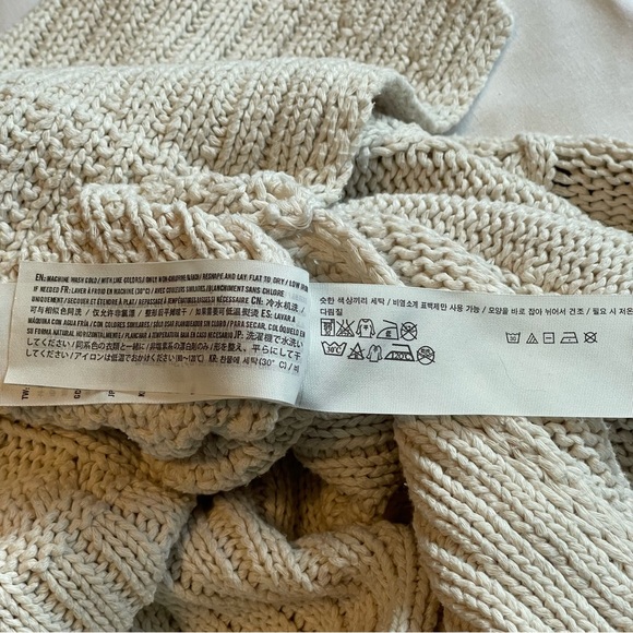 Abercrombie & Fitch Cream Cable Knit Sweater Size Medium - Picture 13 of 16